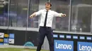 Pelatih Inter Milan, Antonio Conte, memberikan arahan kepada anak asuhnya saat melawan Napoli pada laga Serie A di Stadion Giuseppe Meazza, Selasa (28/7/2020). Inter Milan menang 2-0 atas Napoli. (AP Photo/Antonio Calanni)
