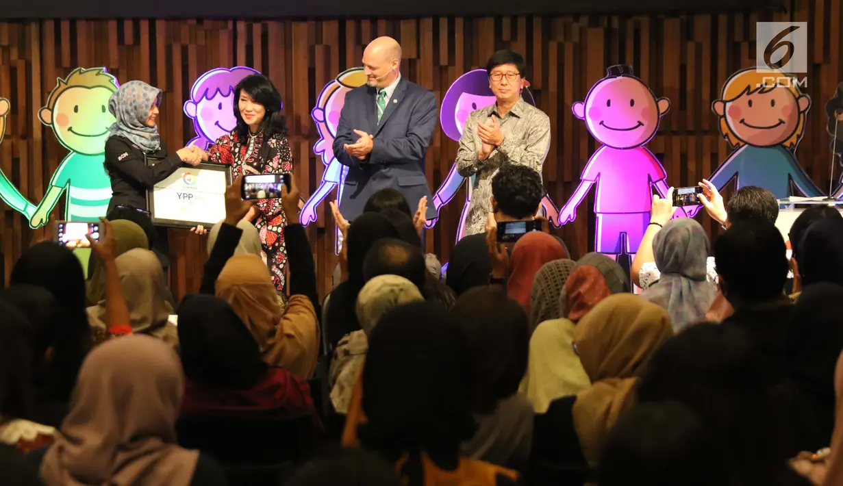 Pendiri MPATI, Gayatri Pamoedji (kedua kiri) menerima cenderamata usai seminar Penanganan Autisme yang diselenggarakan Yayasan Pundi Amal Peduli Kasih, Jakarta, Rabu (7/8/2019). Seminar bertema Kunci Agar Murid Autis Sukses di Sekolah Menengah dan Universitas. (Liputan6.com/Helmi Fithriansyah)