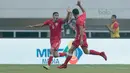 Pemain Bahrain U-23, Amed Sanad (kiri) merayakan golnya ke gawang Korea Utara U-23 pada laga PSSI Anniversary Cup 2018 di Stadion Pakansari, Bogor, (03/5/2018). Bahrain menang 4-1. (Bola.com/Nick Hanoatubun)