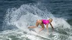 Aksi peselancar wanita AS, Tatiana Weston-Webb, saat berlomba di WSL Rio Pro Women's World Championship Tour di Pantai Grumari, Rio de Janeiro, Brasil. (AFP/Christophe Simon)