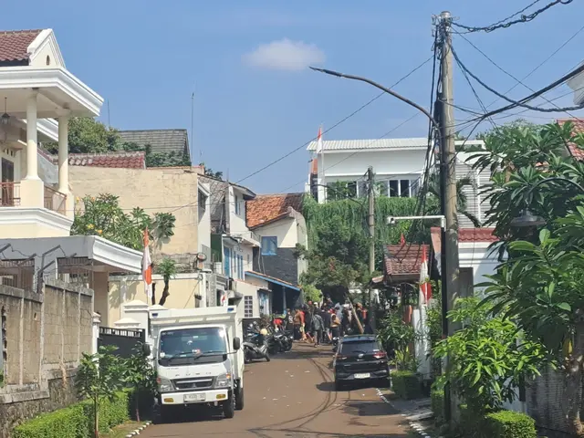 Rumah Menkeu Sri Mulyani dijaga ketat TNI usai dijarah massa. (Liputan6.com/Pramita Tristiawati)