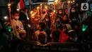 Warga mengikuti pawai obor menyambut Ramadan di kawasan Matraman Dalam, Jakarta, Minggu (27/3/2022). Pawai obor tersebut juga digelar untuk meningkatkan silaturahmi dan ukhuwah sesama umat Muslim serta menyemarakkan syiar Islam di Ibu Kota. (Liputan6.com/Faizal Fanani)