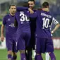 Foto pada tanggal 24 November 2016, Kapten Fiorentina Davide Astori (tengah) merayakan gol untuk timnya saat melawan Paok dalam pertandingan Liga Eropa di Florence. (AFP Photo/Andreas Solaro)