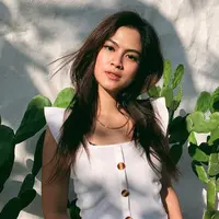 Simpel dan tetap stylish ala Hana Saraswati juga bisa jadi inspirasi dalam berpakaian. Kali ini ia tampil dengan atasan berwarna putih yang dipadukan dengan celana jeans. Makeup natural yang ia kenakan membuatnya makin memesona.(Liputan6.com/IG/@hanahaho)