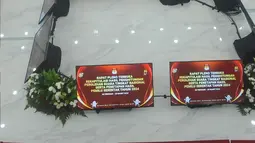 Penundaan disebabkan Ketua KPU Hasyim Asy'ari bersama keenam anggotanya harus menjalani persidangan di Dewan Kehormatan Penyelenggara Pemilu (DKPP) terkait kebocoran data pemilih tetap (DPT). (merdeka.com/Arie Basuki)