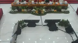 Penundaan disebabkan Ketua KPU Hasyim Asy'ari bersama keenam anggotanya harus menjalani persidangan di Dewan Kehormatan Penyelenggara Pemilu (DKPP) terkait kebocoran data pemilih tetap (DPT). (merdeka.com/Arie Basuki)