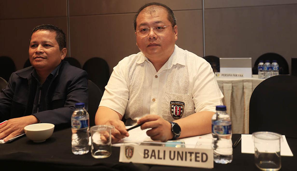 CEO Bali United, Yabes Tanuri, tampak serius mengikuti rapat bersama klub-klub ISL dan Divisi Utama. (Bola.com/Vitalis Yogi Trisna)