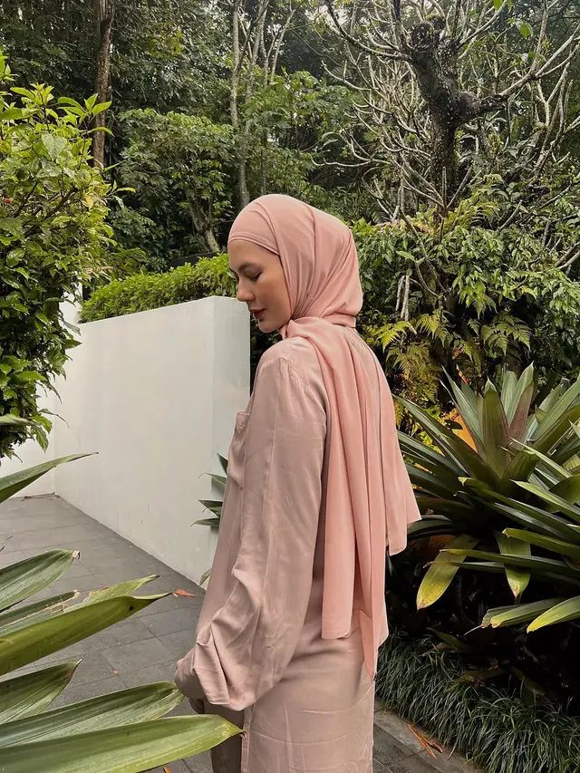 Pesona Kalem Paula Verhoeven dengan Busana Berhijab Soft Pink, Tampil Stylish Hanya dengan Satu Warna
