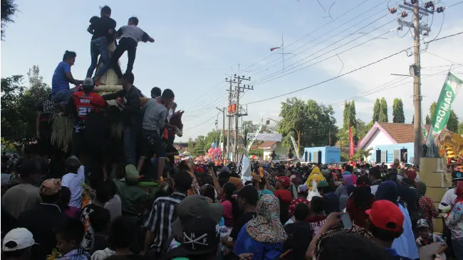 Warga Mojokerto berebut Gunungan Berkah di Makam Syech Jumadil Kubro. (Liputan6.com/Dian Kurniawan)