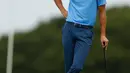 Stephen Curry sebelum memukul bola keempat belas saat bertanding di Ellie Mae Classic di TCP Stonebrae di Hayward, California (3/8). Ini merupakan debut golf profesional Pebasket 29 tahun yang menjuarai MVP dua kali. (Lachlan Cunningham/Getty Images/AFP)