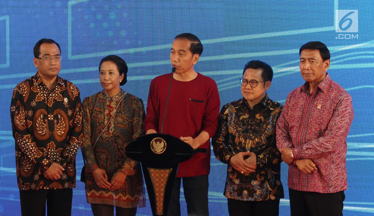 Presiden Joko Widodo atau Jokowi didampingi tiga menteri serta Ketua Umum Partai Kebangkitan Bangsa (PKB) Muhaimin Iskandar saat meresmikan Stasiun Bandara Soekarno-Hatta (2/1). (Liputan6.com/Pool)