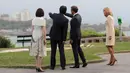 Presiden Prancis Emmanuel Macron (dua kanan) dan istrinya Brigitte Macron (kanan) menyambut kedatangan Perdana Menteri Jepang Shinzo Abe (dua kiri) dan istrinya Akie Abe (kiri) di KTT G7, Biarritz, Prancis, Sabtu (24/8/2019). (AP Photo/Markus Schreiber)