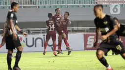 Pemain Persis Solo Fabiano Beltrame merayakan golnya di laga semifinal Liga 2 Indonesia 2021 melawan Martapura Dewa United di Stadion Pakansari, Bogor, Senin (27/12/2021). Persis Solo unggul 2-1 dan melaju ke final serta memastikan satu tempat promosi ke BRI Liga 1. (Liputan6.com/Helmi Fithriansyah)