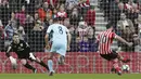 Dua gol pemain Southampton, Charlie Austin (kanan) memastikan timnya menang atas Burnley 3-1 pada laga Premier League pekan ke-8 di  sSt Mary's Stadium, (15/10/2016). (Reuters/Stefan Wermuth)