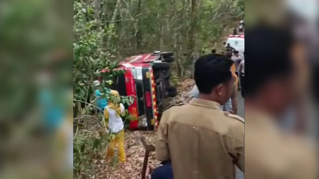 Mobil Damkar Terguling Saat Menuju Lokasi Kebakaran Lahan di Selayar, 1 Petugas Tewas