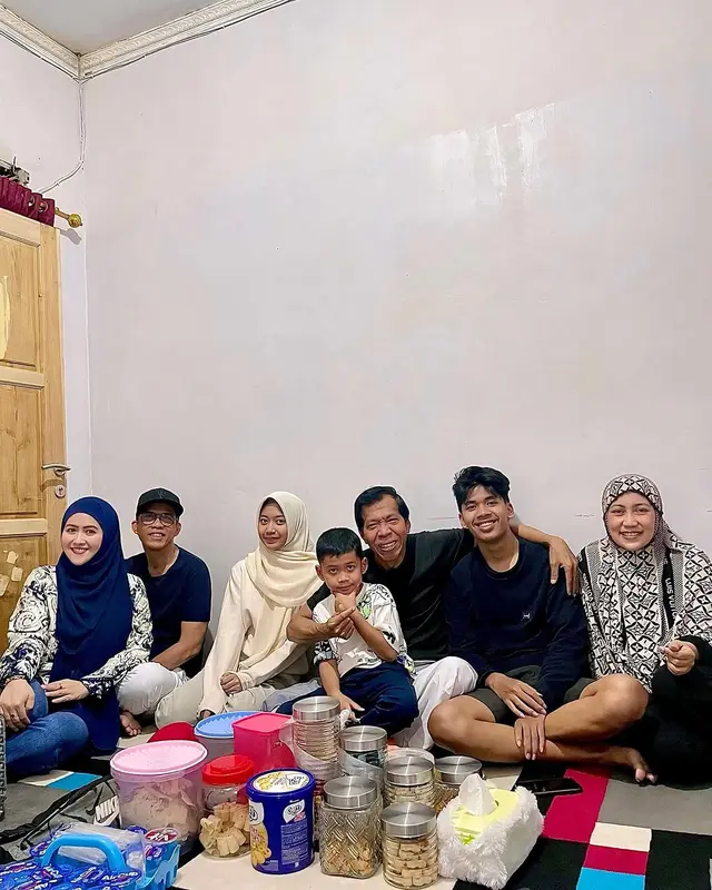 Potret 7 artis rayakan Lebaran 2025 bareng mantan pasangan, Desta & Natasha Rizky kompak berbaju biru
