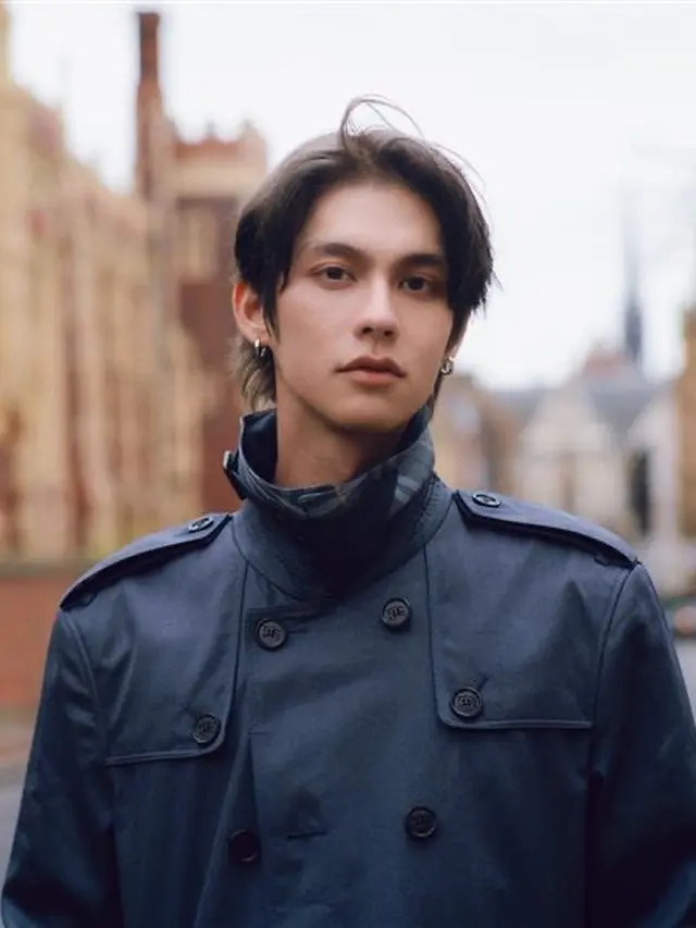 Potret Airport Fashion Bright Vachirawit Dibalut Trench Coat untuk Hadiri Burberry Fall-Winter 2025 Show