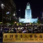 Para pendukung demonstran demokrasi Hong Kong berkumpul di sebuah taman kota di Los Angeles, (1/10/2014). (AFP PHOTO/Frederic J. Brown)