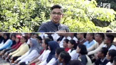 Vokalis band yang juga Purna Paskibraka Indonesia 1995,Pasha Ungu, Muncul di Tengah-tengah Calon Paskibraka 2017 yang tengah beristirahat