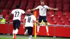 Gelandang timnas Italia, Nicolo Barella (tengah) berselebrasi dengan rekannya setelah mencetak gol ke gawang Belanda pada lanjutan UEFA Nations League Grup 1 Liga 1 di Johann Cryuff Arena, Senin (7/9/2020). Italia menang 1-0 saat berkunjung ke markas Belanda. (AP Photo/Peter Dejong)
