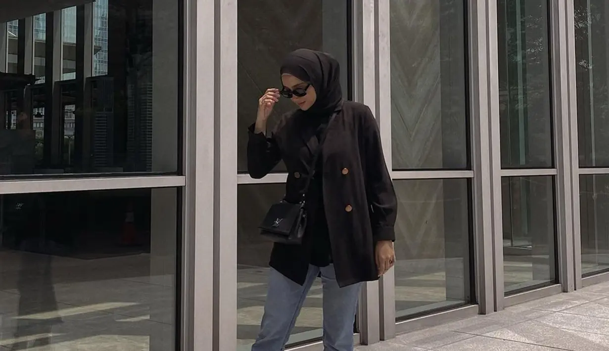 Erica Putri selalu sukses sita perhatian dengan gaya OOTD nya yang kece. Terutama saat ia mengenakan hijab hitam. Bahkan gaya penampilannya dengan hijab ini sukses curi perhatian karena ia terlihat bak seorang ABG. (Liputan6.com/IG/@ericaputrii)