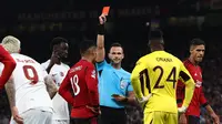 Wasit Ivan Kruzliak memberikan kartu merah kepada gelandang Manchester United Casemiro pada pertandingan Grup A Liga Champions melawan Galatasaray di Stadion old Trafford, Rabu (4/10/2023(dini hari WIB. (Darren Staples / AFP)