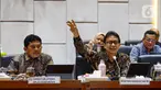 Menteri Kesehatan Budi Gunadi Sadikin (kanan) bersama Direktur Utama Badan Penyelenggara Jaminan Sosial (BPJS) Kesehatan Ali Ghufron Mukti saat mengikuti rapat kerja bersama Komisi IX Dewan Perwakilan Rakyat (DPR) RI di Kompleks Parlemen, Senayan, Jakarta, Selasa (11/2/2025). (Liputan6.com/Angga Yuniar)