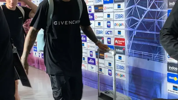 <p>Pemain Timnas Argentina Enzo Fernandez (depan) dan Julian Alvarez saat berjalan melewati awak media di <em>mixed zone</em> Stadion Utama Gelora Bung Karno (SUGBK) selepas FIFA Matchday Indonesia vs Argentina, Senin (19/6/2023). (Liputan6.com/Melinda Indrasari)</p>