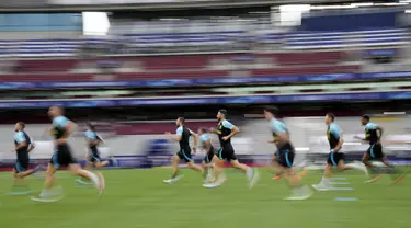 Para pemain Inter Milan berlari saat menjalani sesi latihan di Ataturk Olympic Stadium, Istanbul, Turki, Jumat (9/6/2023). Manchester City dan Inter Milan sedang melakukan persiapan terakhir jelang laga final Liga Champions. (AP Photo/Antonio Calanni)