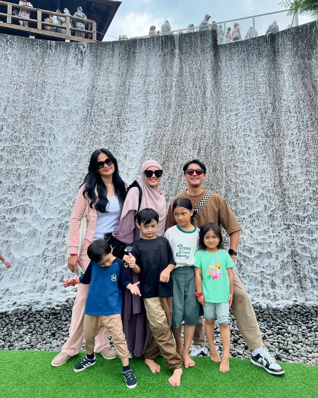 Bukti menantu dan mertua bisa akur tanpa drama, 7 potret kedekatan Donna Harun dan Herfiza Novianti