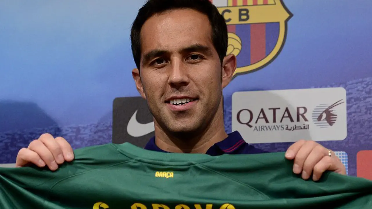 Claudio Bravo Resmi Berseragam Barcelona