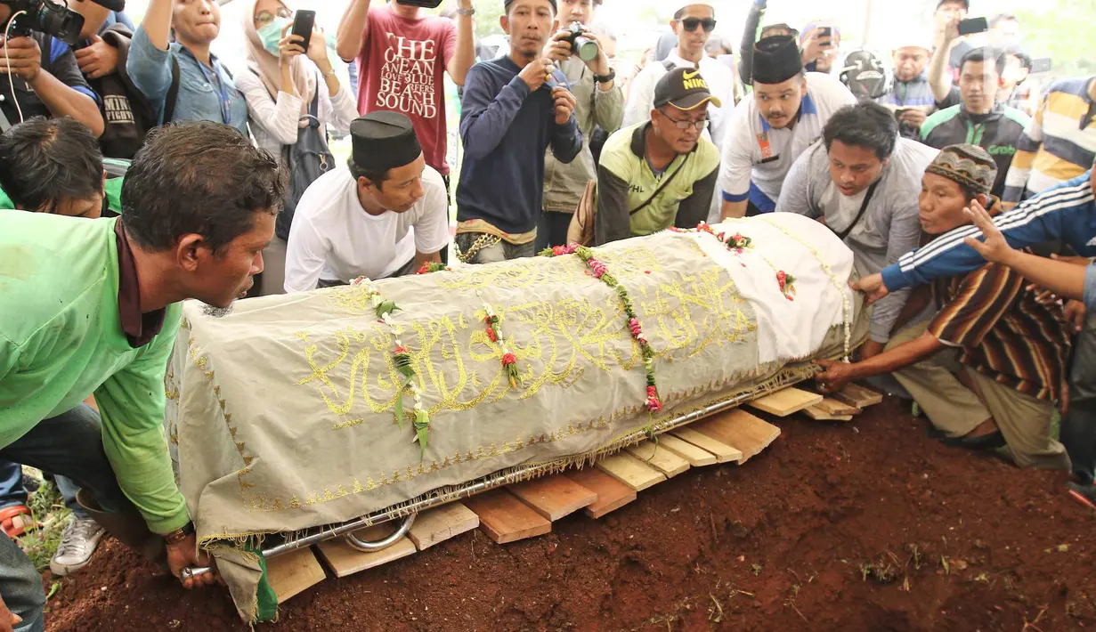 Kerabat dan keluarga bersiap menguburkan Jenazah Laila Sari di Tempat Pemakaman Umum (TPU) Karet Bivak, Jakarta, Selasa (21/11). Laila Sari meninggal dunia saat pulang syuting, di usai 82 tahun. (Liputan6.com/Herman Zakharia)