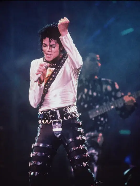 Ini adalah penampilan Michael Jackson di era 80-an. Kulit, gesper, dan tampilan yang maskulit semua terlihat dalam foto ini. Ia mengenakan koleksi beberapa desainer ternama, mulai dari Rodarte hingga Alexander Wang. Foto: Dave Hogan/Glamour.