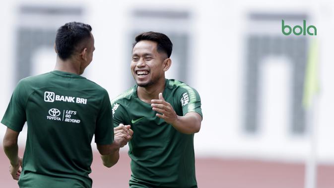 Pemain Indonesia, Andik Vermansah, bersalaman dengan Riko Simanjuntak saat latihan di Stadion Wibawa Mukti, Jawa Barat, Sabtu (03/11/2018). Pemain klub Kedah FA itu masuk ke dalam pemusatan latihan menjelang Piala AFF 2018. (Bola.com/M Iqbal Ichsan)