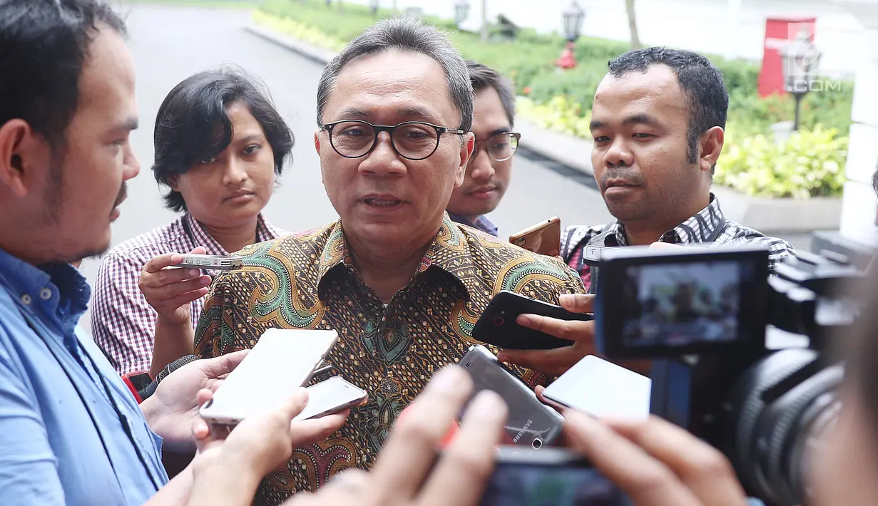 Ketua MPR Zulkifli Hasan memberikan keterangan usai menemui Presiden Jokowi di Istana Merdeka, Jakarta, Selasa (18/7). Pertemuan berlangsung tertutup sebelum Jokowi memimpin rapat terbatas soal pengelolaan transportasi online. (Liputan6.com/Angga Yuniar)