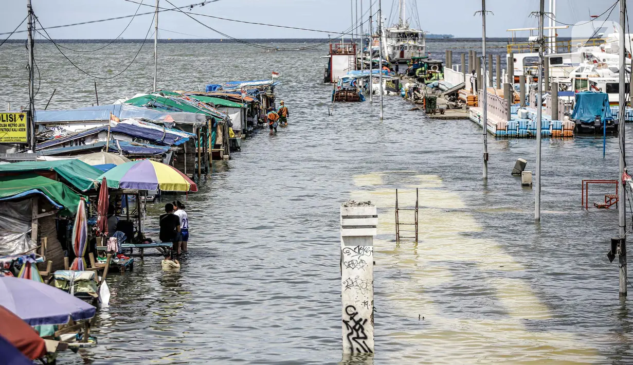 Kondisi banjir rob di kawasan Muara Angke, Jakarta, Selasa (9/11/2021). Badan Penanggulangan Bencana Daerah (BPBD) DKI Jakarta memperkirakan puncak musim hujan dan potensi rob di Ibu Kota terjadi pada Januari hingga Februari 2022. (Liputan6.com/Faizal Fanani)