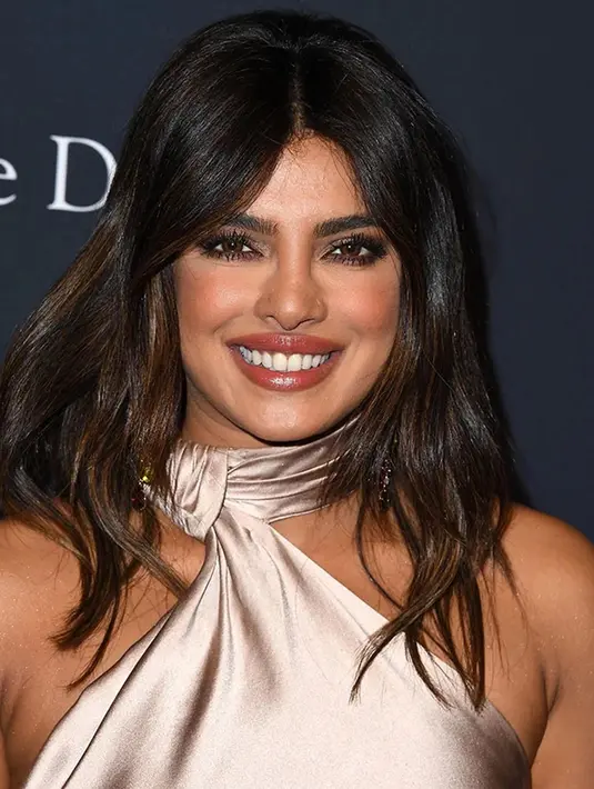 Potongan rambut deep layer seperti terlihat pada Priyanka Chopra. Ini untuk kamu yang belum siap memiliki rambut lebih pendek, tapi dengan lapisan dalam yang lebih panjang untuk memberi definisi yang lebih pada rambut, sambil menjaga panjangnya tetap segar dan melenting.