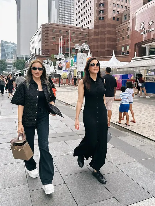 Selain membagikan OOTD saat menonton Taylor Swift, Maia dan Momo juga memamerkan momen saat keduanya tengah jalan-jalan di Negeri Singa. Mereka kompak memakai outfit serba hitam ala cewek mamba. Sama-sama jadi istri seorang pengusaha, aura mahal dari keduanya pun begitu terpancar. (Liputan6.com/IG/@therealmomogeisha)