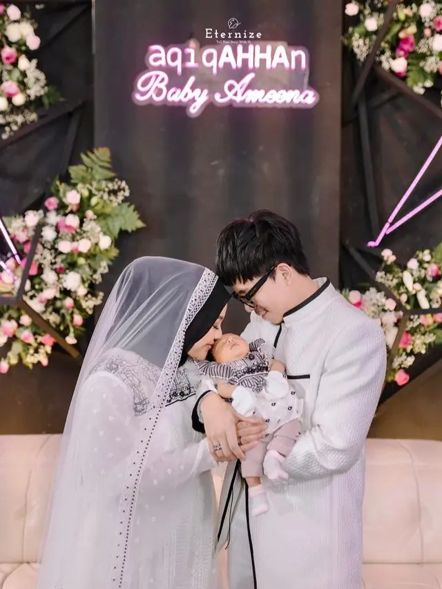 7 Gaya Busana Atta Halilintar dan Aurel Hermansyah di Aqiqah Ameena, Kompak Serba Monokrom