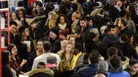 Pengunjung berdesakan selama perayaan Black Friday di Macy Herald Square, New York, Kamis (23/11). Black Friday adalah tradisi hari belanja terbesar tahunan di Amerika yang berlangsung sehari setelah hari Thanksgiving. (STEPHANIE KEITH/GETTY IMAGES/AFP)