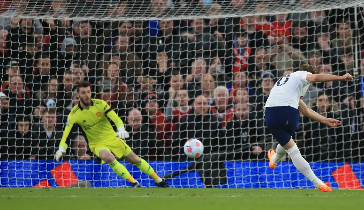 Striker Tottenham Hotspur, Harry Kane mencetak gol ke gawang Manchester United melalui eksekusi penalti pada laga pekan ke-29 Liga Inggris 2021/2022 di Old Trafford Stadium, Manchester (12/3/2022). Harry Kane total mencetak 5 gol dan 2 assist dari 18 laga bersama Tottenham Hotspur saat menghadapi Manchester United di semua ajang. Gol terakhirnya terjadi pada pekan ke-29 Liga Inggris 2021/2022 melalui eksekusi penalti saat Spurs kalah 2-3. (AFP/Lindsey Parnaby)