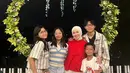 <p>Okie bersama anak-anak, Kiesha Alvaro, Shakiena Azalea Putrina Pasha, Nasha Anaya Putri Valentina Pasha dan Miro Materazi Gunawan. "Alhamdulillah melewati bertambah usia bareng anak2 dan sahabat2 tersayang.." tulis Okie. [Instagram/okieagustina_]</p>