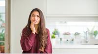 Ilustrasi perempuan yang sakit gigi/copyright shutterstock.com/Shift Drive