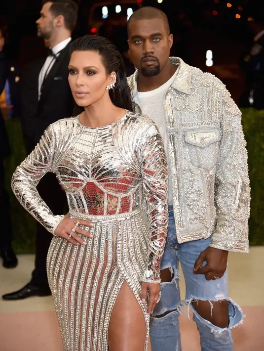 Tak hanya Jonathan Cheban yang hadir paska kejadian perampokan di Paris itu, beberapa sahabat Kim Kardashian pun juga terlihat memberikan semangat, dan beberapa dari mereka juga membatali kunjungannya ke Paris Fashion Week.  (AFP/Bintang.com)