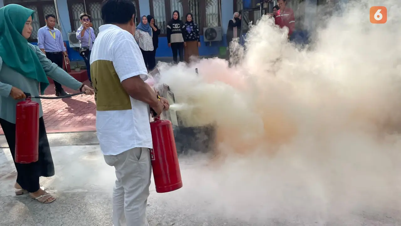 Praktik penggunaan APAR