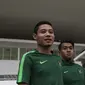 Pemain Timnas Indonesia, Evan Dimas dan Febri Hariyadi, bersiap mengikuti latihan di Stadion Madya, Jakarta, Minggu (11/11). Latihan ini persiapan jelang laga Piala AFF 2018 melawan Timor Leste. (Bola.com/Vitalis Yogi Trisna)