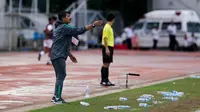 Pelatih Timnas Indonesia U-19, Indra Sjafri, saat pertandingan melawan Brunei Darussalam pada laga Piala AFF U-18 di Stadion Thuwunna, Rabu (13/9/2017). Indonesia menang 8-0 atas Brunei Darussalam. (Liputan6.com/Yoppy Renato)