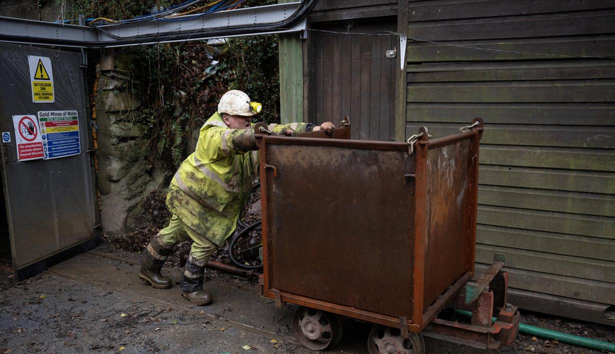 Pekerjaan penambangan diawali pengeringan air yang membanjiri sejumlah jalur penambangan. (Oli SCARFF/AFP)