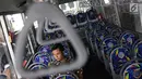 Penumpang di dalam bus Transcommuter di Stasiun Sudirman, Jakarta, Jumat (16/3). Untuk tahap awal, rute Transcommuter beroperasi di Stasiun Sudirman-Stasiun Gambir dan Stasiun Sudirman-Stasiun Blok M dengan harga Rp5.000. (Liputan6.com/Immanuel Antonius)