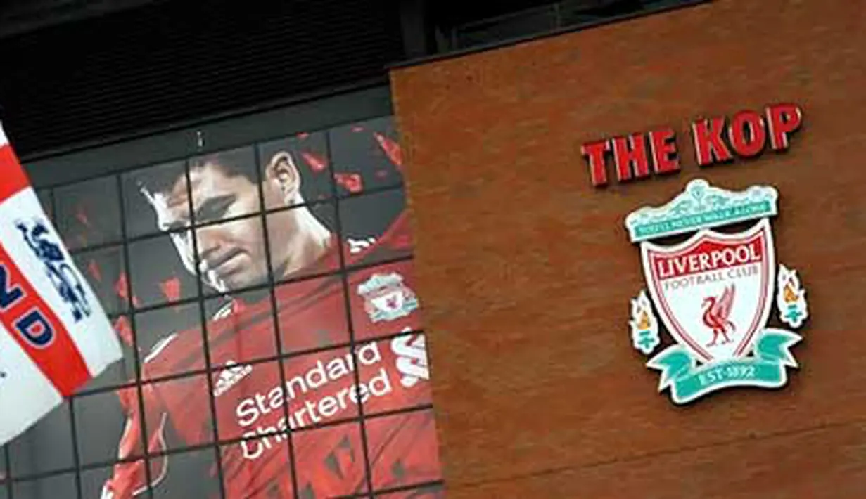Pintu masuk utama Anfield Stadium, markas Liverpool, yang diambil pada 2 Agustus 2010. Klub Merseyside ini diminati pebisnis Hong Kong Kenneth Huang. AFP PHOTO/PAUL ELLIS